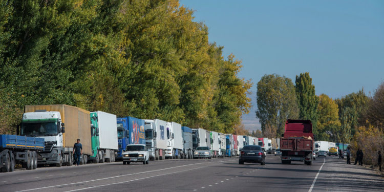 Бишкекте оор жүк ташуучу унаалардын кыймылына убактылуу чектөө киргизилди