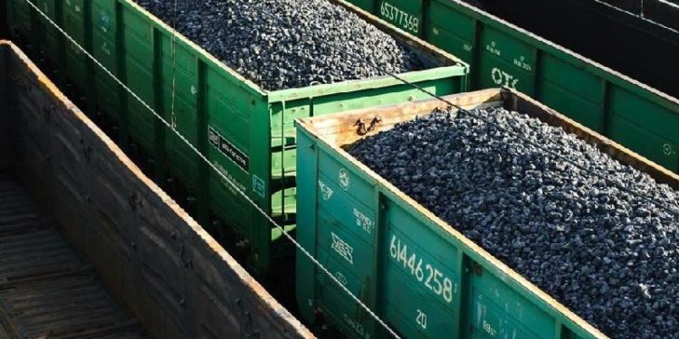 Бишкек ЖЭБге импорттолгон көмүрдүн биринчи партиясы келип түштү