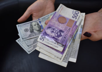 Улуттук банктын курсу боюнча Кыргызстанда кызматкердин орточо айлык маянасы 224 долларды түздү