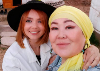 «Кухня» сериалынын актрисалары Кыргызстан боюнча берүүдө айтып беришти (видео)