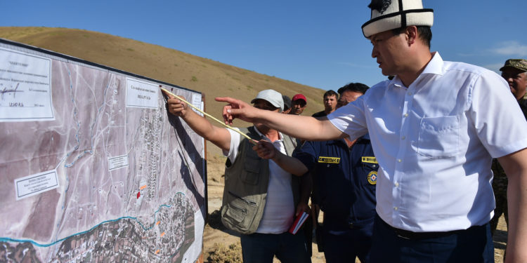 Улукбек Марипов Ысык-Көлдөгү селдин кесепетинен суу астында калган жолдорду кыска мөөнөттө тазалоону тапшырды