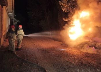 Араванда жеңил унаа толугу менен күйүп кетти (сүрөт)