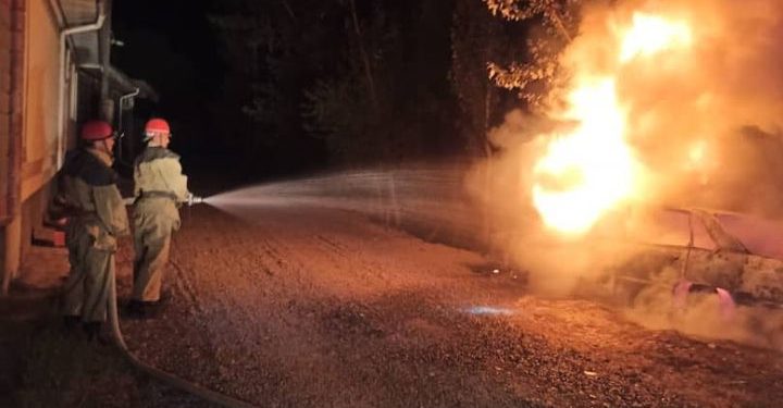 Араванда жеңил унаа толугу менен күйүп кетти (сүрөт)