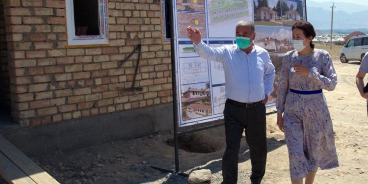 Кыргыз-тажик чек арасындагы жаңжал. Биринчи айым Айгүл Жапарова Баткендеги үйлөрдүн курулушу менен таанышты