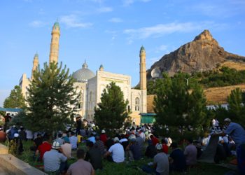 Ош шаарында Айт намазга жети миңге жакын адам чогулду (сүрөт)