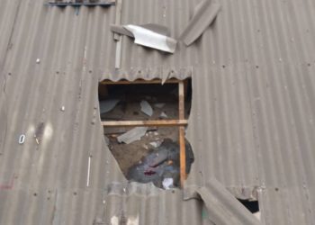 Бишкекте 75 жаштагы аял 3-кабаттан дүкөндүн чатырына кулап каза болду