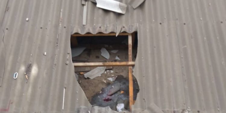 Бишкекте 75 жаштагы аял 3-кабаттан дүкөндүн чатырына кулап каза болду