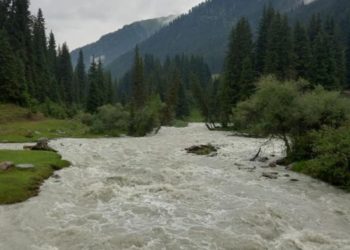 Каракол суусуна жакын жашаган жарандар коопсуз жайга көчүрүлдү