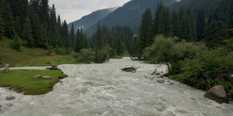 Ысык-Көлдө Орусиядан келген 29 жаштагы кыз дайынсыз болууда. Ал акыркы жолу дарыянын жанында болгон