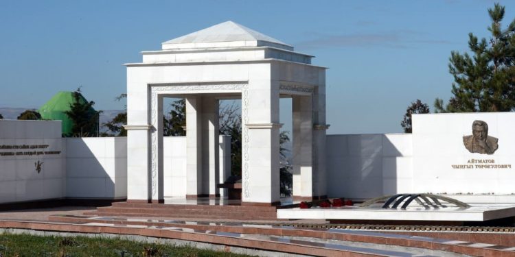 Чыңгыз Айтматовдун көрүстөнүндөгү түндүк жоголдубу? Министрликтин жообу