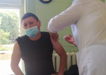 Сыймык Жапыкеев коронавируска каршы вакцина алып, жарандарды эмдөөдөн өтүүгө чакырды (сүрөт)