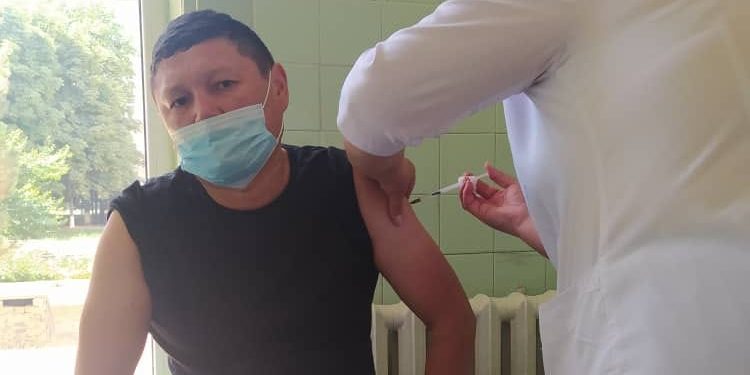 Сыймык Жапыкеев коронавируска каршы вакцина алып, жарандарды эмдөөдөн өтүүгө чакырды (сүрөт)