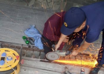 Бишкекте 53 жаштагы кишинин буту темир торчого кыпчылып калган (сүрөт)