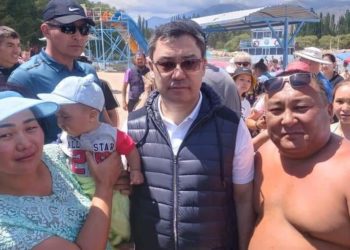 Садыр Жапаровдун Ысык-Көлдө эс алуучулар менен сүрөткө түшүп жатканда тартылган видеосу