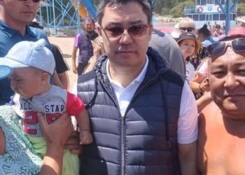 Президент менен көл жээгинде сүрөткө түшкөн адам ким? Ал Жапаровдун шайлоодогу эң ири демөөрчүсүбү?
