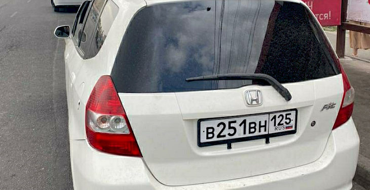 Бишкекте жасалма номер тагылган Honda Fit унаасы кармалды (сүрөт)
