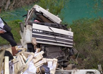 Жалал-Абадда 27 жаштагы жигиттин башкаруусундагы унаа жолдон чыгып, сайга түшүп кеткен (сүрөт)