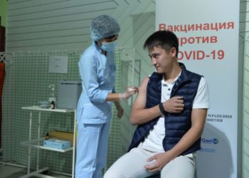 Садыр Жапаровдун уулу Рүстөм Жапаров да эмдөөдөн өттү (сүрөт)