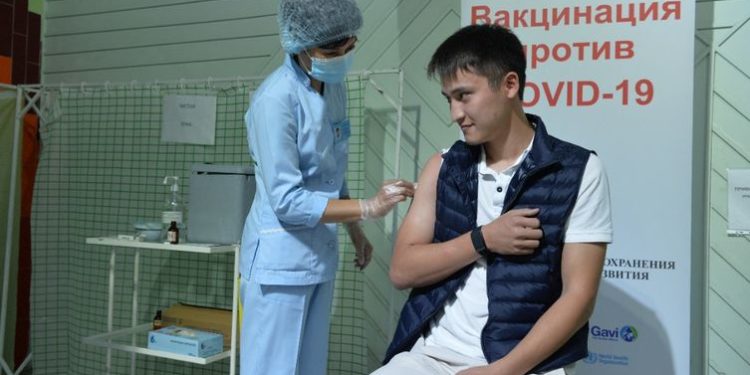 Садыр Жапаровдун уулу Рүстөм Жапаров да эмдөөдөн өттү (сүрөт)