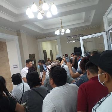 Кайра шайлоонун жыйынтыгы. «Эмгек» партиясынын тарапташтары БШКнын алдында митинг өткөрүштү