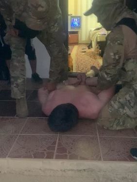 Ишкерден акча талап кылган уюшкан кылмыштуу топтун мүчөсү кармалды