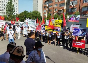 Депутат Төрөбай Зулпукаровдун бөгөт чарасы каралууда. Тарапташтары митингге чыкты