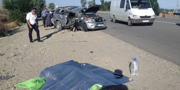 Ысык-Көлдө эки унаа сүзүшүп, 1 адам каза болду (сүрөт)