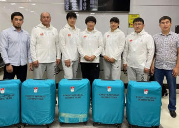 Ийгилик! Кыргызстандын күрөш боюнча кыз-келиндер командасы Токиого учуп кетти