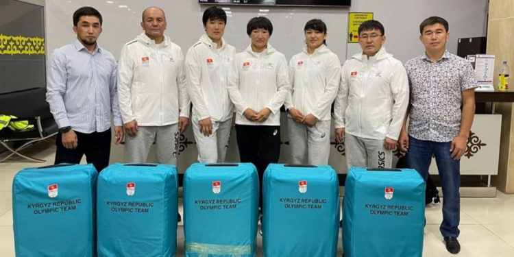Ийгилик! Кыргызстандын күрөш боюнча кыз-келиндер командасы Токиого учуп кетти
