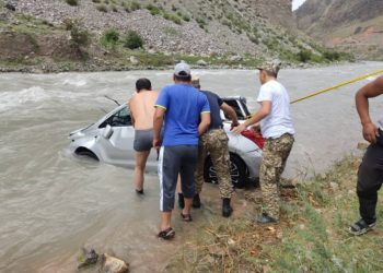 «Унаа оодарылып, Гүлчө суусуна кирип кеткен». Алайдагы жол кырсыктан 50 жана 51 жаштагы жарандар көз жумду (сүрөт)