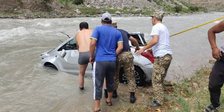 «Унаа оодарылып, Гүлчө суусуна кирип кеткен». Алайдагы жол кырсыктан 50 жана 51 жаштагы жарандар көз жумду (сүрөт)