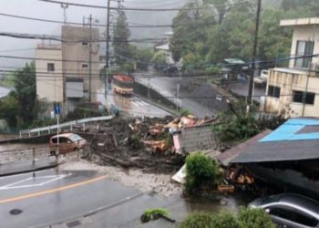 Японияда жер көчкү жүрдү. 20 адам дайынсыз болууда (видео)