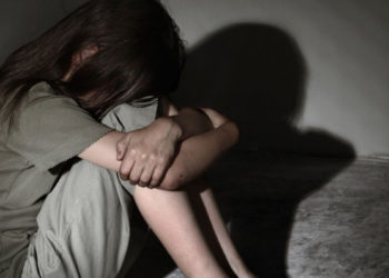 «Эжесине дары берип, уктатып…». 62 жаштагы киши 13 жаштагы кызды зордуктап жүргөн (видео)