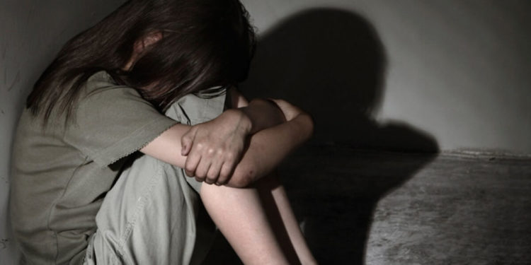 «Эжесине дары берип, уктатып…». 62 жаштагы киши 13 жаштагы кызды зордуктап жүргөн (видео)