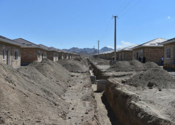 Марипов кыргыз-тажик чек арасындагы жаңжалда каза болгондордун үй-бүлөлөрүнө салынып жаткан үйлөр менен таанышты