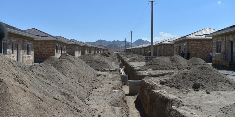 Марипов кыргыз-тажик чек арасындагы жаңжалда каза болгондордун үй-бүлөлөрүнө салынып жаткан үйлөр менен таанышты