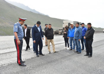 Улукбек Марипов Өтмөк ашуусундагы Суусамыр-Талас-Тараз жолунун абалын текшерди