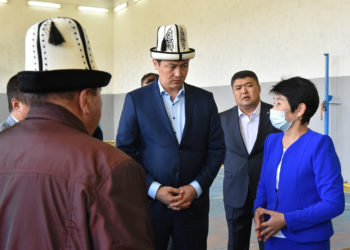 «Жарандардын арыздары боюнча». Улукбек Марипов Көк-Кашат айылындагы мектептин абалы менен таанышты