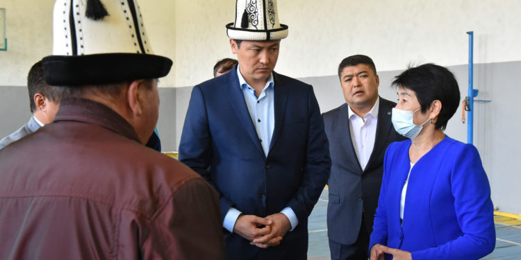 «Жарандардын арыздары боюнча». Улукбек Марипов Көк-Кашат айылындагы мектептин абалы менен таанышты