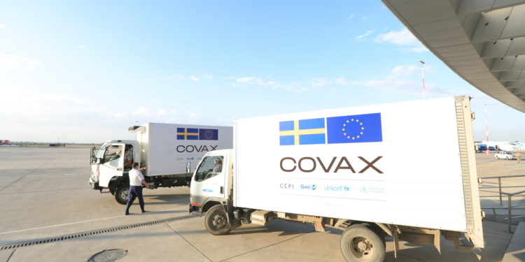 Кыргызстанга AstraZeneca вакцинасынын биринчи партиясы келди