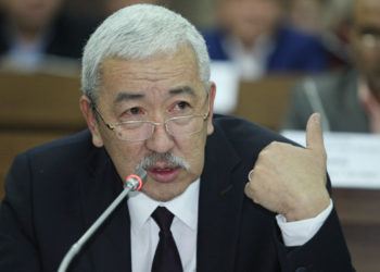 Исхак Масалиев: «Депутаттар каникулда 200 миң-300 миң сомдон алышат. Аны «отпускной» дейт»