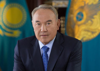 Нурсултан Назарбаев: «Кыргызстан демократиянын аралчасы, анан? 30 жылда эч бир иш жасалган жок» (видео)