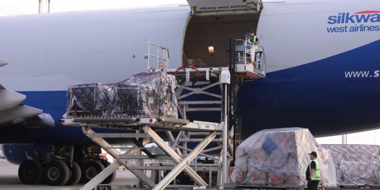 Кыргызстанга Азербайжандан 40 миң доза коронавируска каршы вакцина келди