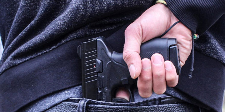 Ош шаарында милиция кызматкерлери асманга ок чыгарды