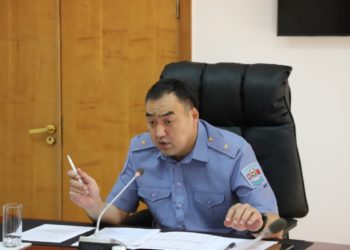 “Бүгүндөн баштап үч смен менен иштейсиңер». Улан Ниязбеков Чүй облусу боюнча жол кыймылынын коопсуздугун камсыздоо башкармалыгынын ишмердүүлүгүн сынга алды