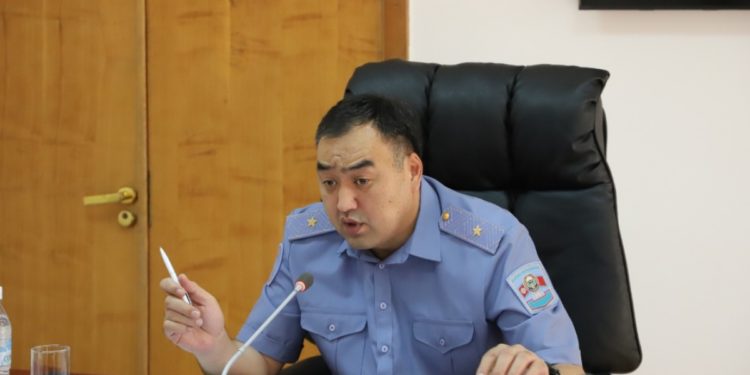 “Бүгүндөн баштап үч смен менен иштейсиңер». Улан Ниязбеков Чүй облусу боюнча жол кыймылынын коопсуздугун камсыздоо башкармалыгынын ишмердүүлүгүн сынга алды