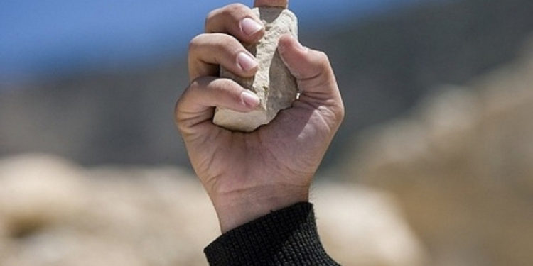 Баткенде чиновниктердин унаасына Тажикстандын жарандары таш ыргытышты