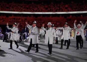 Кыргызстандын спортчулары Олимпиаданын ачылыш аземине бет капсыз чыгышкан. Олимпиадалык комитет үн катты