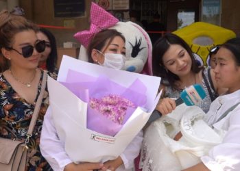 Экинчи ирет кыздуу болгон Гүлжайна Атаканова төрөтканадан чыкты