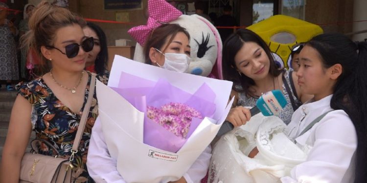 Экинчи ирет кыздуу болгон Гүлжайна Атаканова төрөтканадан чыкты